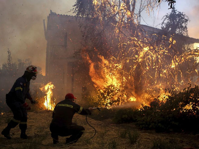 Požari širom Grčke (foto: AP Photo / Dimitris Kapadais) - 