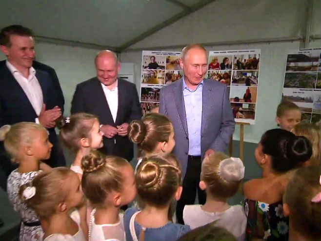 Putin sa malim balerinama - Foto: Screenshot