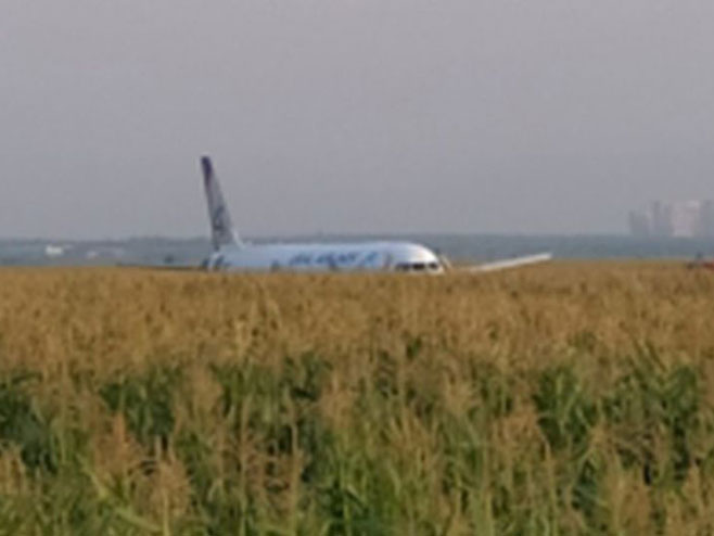 Putnički avion prinudno sletio na aerodrom u Moskvi (foto:GU MČS po Moskovskoй oblasti) - 