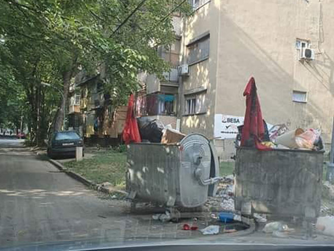 Albanske zastave u kontejnerima (Foto: www.facebook.com/shkupjant) - 