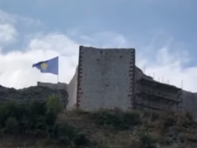 Zastava samoproglašenog Kosova na srpskoj tvrđavi - Foto: RTS