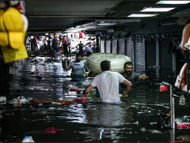 Poplavljen bazar u Instanbulu (Foto:www.rte.ie) - 