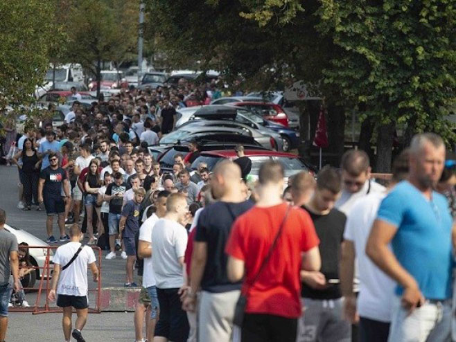Veliki redovi ispred stadiona "Rajko Mitić" (Foto:FK Crvena Zvezda) - 