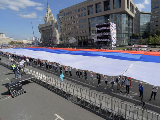Ruske zastave (foto:  Sputnik / Evgeniй Biяtov) - 
