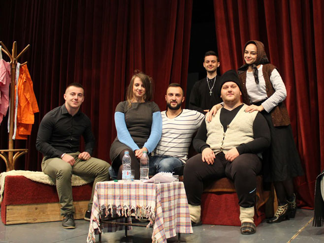 Studentska pozorišna trupa u Gradskom pozorištu Foča - Foto: SRNA