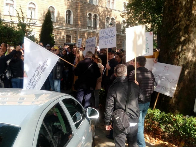 Protest zdravstvenih radnika ispred zgrade Vlade KS (Foto: A. Čengić/Avaz) - 