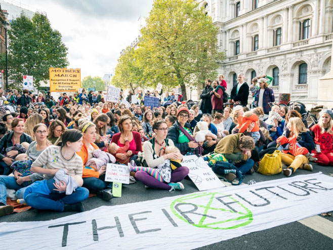 London: Protest majki ispred kancelarije Gugla  (foto: rebellion.earth) - 