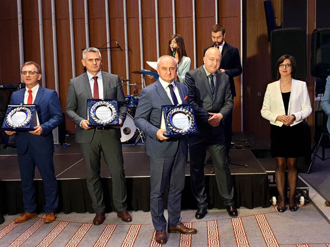 Petru Đokiću uručena je internacionalna nagrada i priznanje - Foto: SRNA