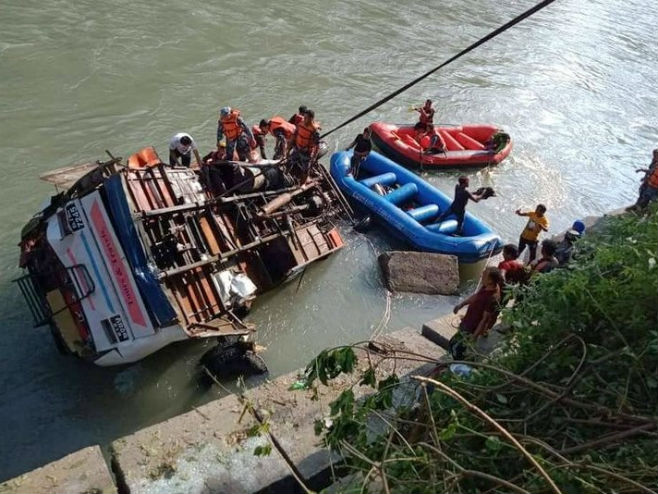 Nepal: Autobus upao u rijeku, poginulo 17 osoba (Foto: abcnepal.tv) - 