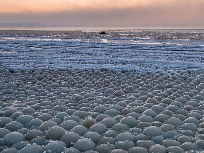 "Ledena jaja" (Foto: CC BY-SA 4.0/Aleksandr Abrosimov/Jää on kulmunud pallideks - Looduse veidrused) - 