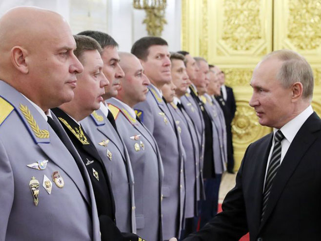 Putin među oficirima  (foto: Sputnik / Mihail Klimentьev) - 