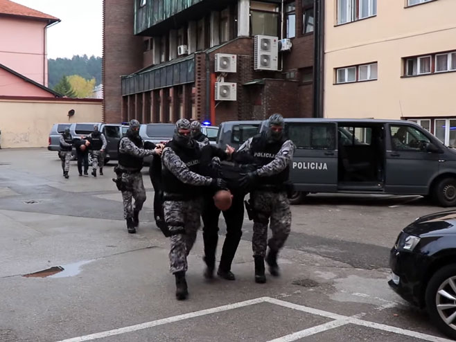 Privođenje osumnjičenih u policijskoj akciji "Objekat" (foto: Tuzlanski TV / screenshot) - 