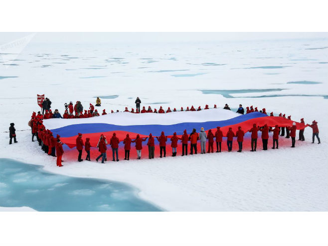 Na Antartiku razvijena najveća ruska zastava (Foto: Sputnik/ Pavel Liyvov) - 