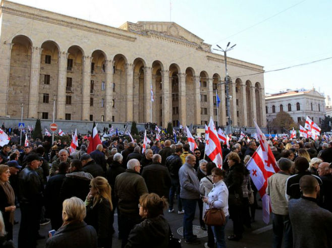 Protesti ispred Parlamenta Gruzije - Foto: AP