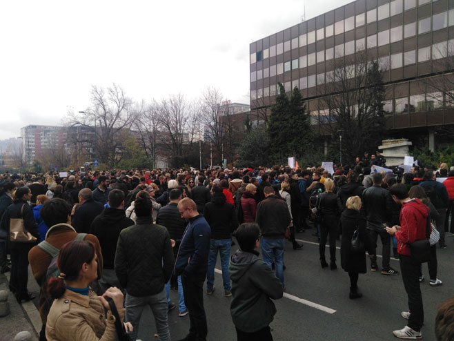 Protest građana zbog dešavanja u Zavodu u Pazariću - Foto: RTRS
