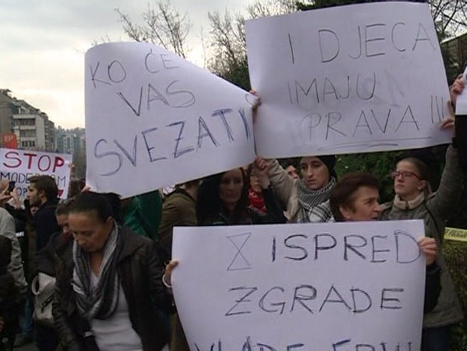 Protest zbog šokantnog tretmana djece u Pazariću - Foto: RTRS