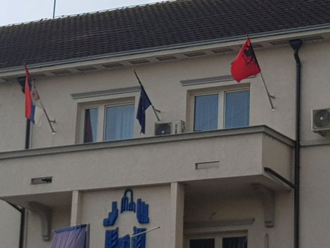 Na zgradi opštine Bujanovac zastava Albanije (foto:bujanovacke.co) - 