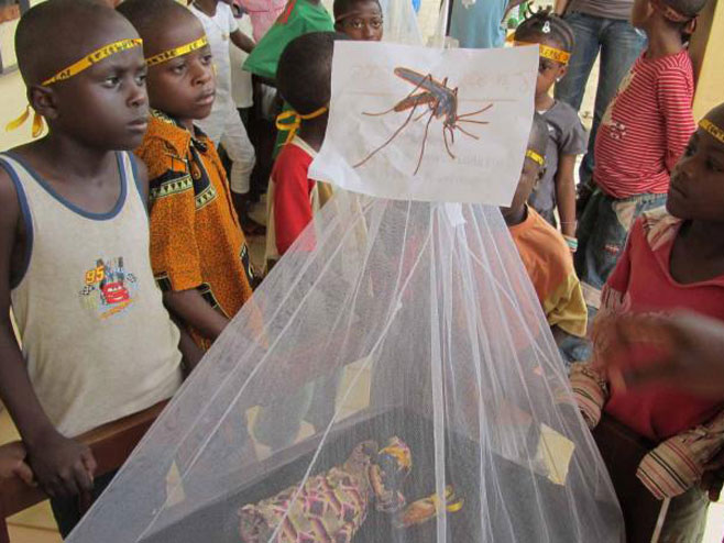 Afrika - edukacija djece u borbi protiv malarije (foto:elplural) - 
