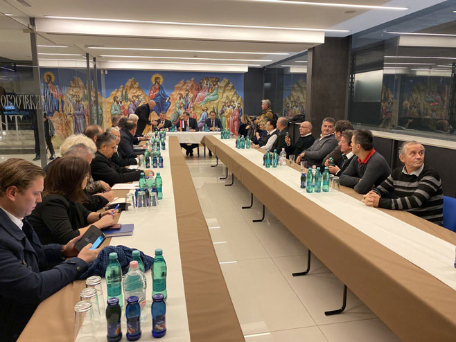 Milorad Dodik sa predstavnicima Srba - Foto: SRNA