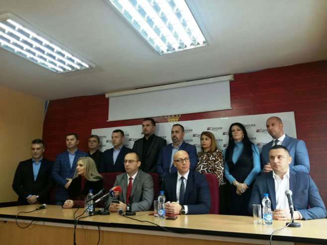 Kosovska Mitrovica-Rukovodstvo Srpske liste na konferenciji za novinare. - Foto: SRNA