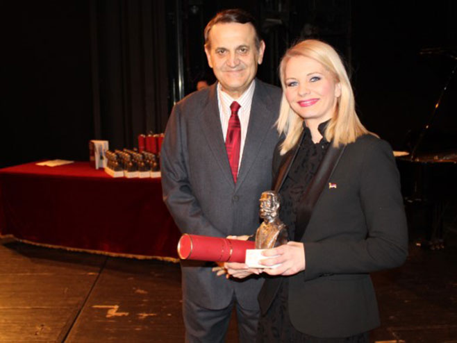 Ministru Nataliji Trivić nagrada „Kapetan Miša Anastasijević (foto:vladars.net) - 