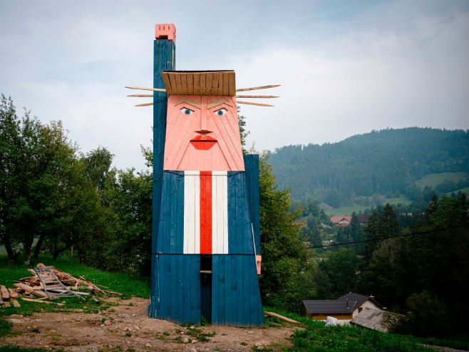 Drvena statua Donalda Trampa u Sloveniji - Foto: AFP