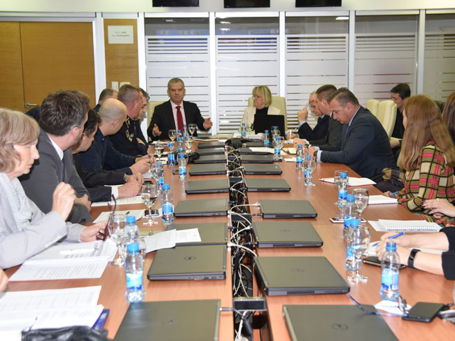 Sastanak Operativnog štaba za migracije  (Foto:Ministarstvo bezbjednosti) - 