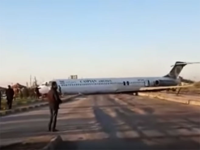 Iran- avion prinudno sletio na ulicu - Foto: Screenshot/YouTube