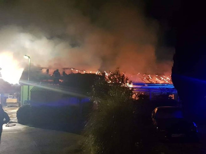 Požar u srednjoj školi Braća Radić, Kaštel Štafilić (foto: www.facebook.com / vatrogasciheroji) - 