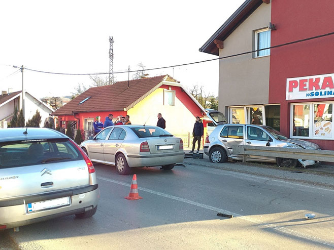 Saobraćajna nezgoda na putu Tuzla – Kalesija (foto: E. Skokić) - 