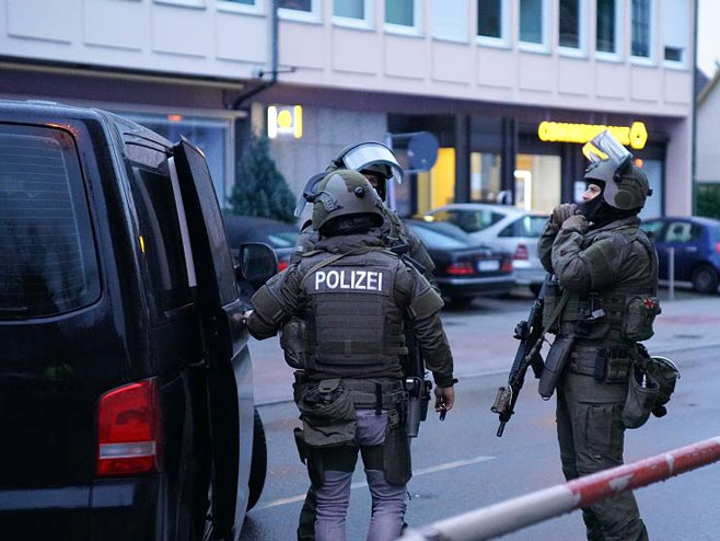 Njemačka policija (foto: twitter.com/Conflits_FR) - 