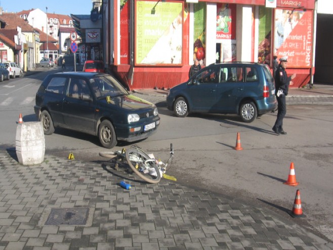Saobraćajna nezgoda u Bijeljini (foto: LJ. LJUBOJEVIĆ) - 