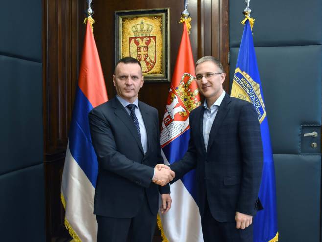 Nebojša Stefanović sa Draganom Lukačem (foto: mup.gov.rs) - 
