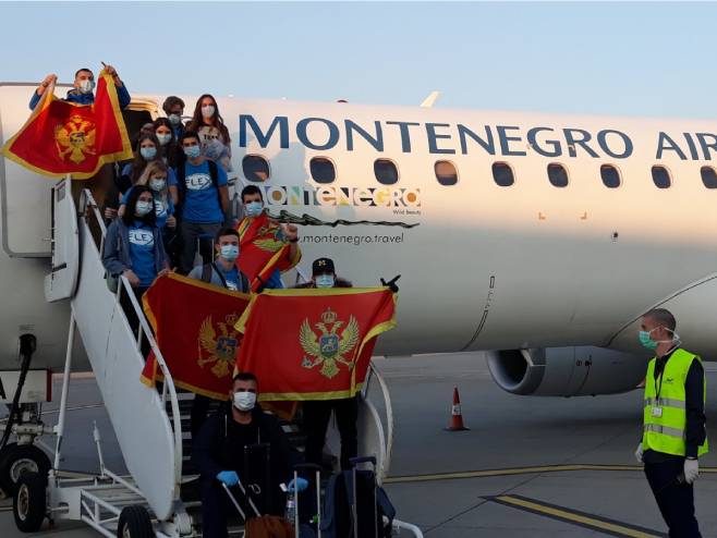 Iz Londona doputovala 54 crnogorska državljanina (Foto: twitter.com/MupCg) - 