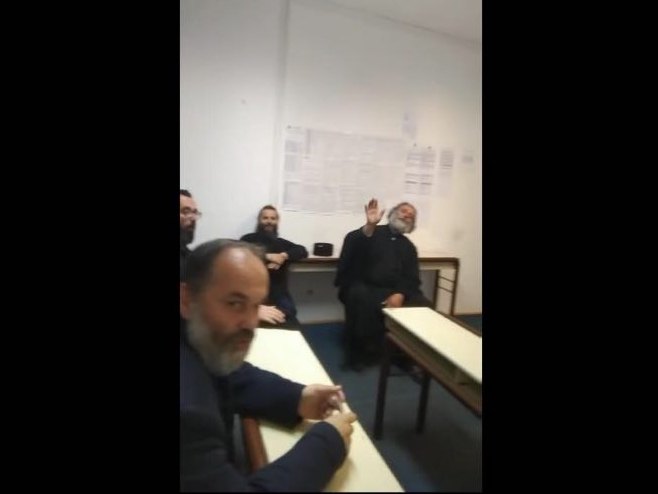 Sveštenici u policijskoj stanici u Nikšiću - 