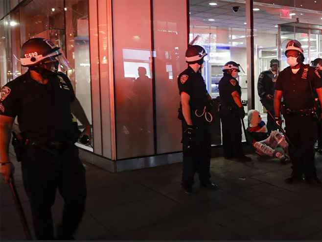 Napad na policiju u više američkih gradova (foto:AP/Seth Wenig( - 