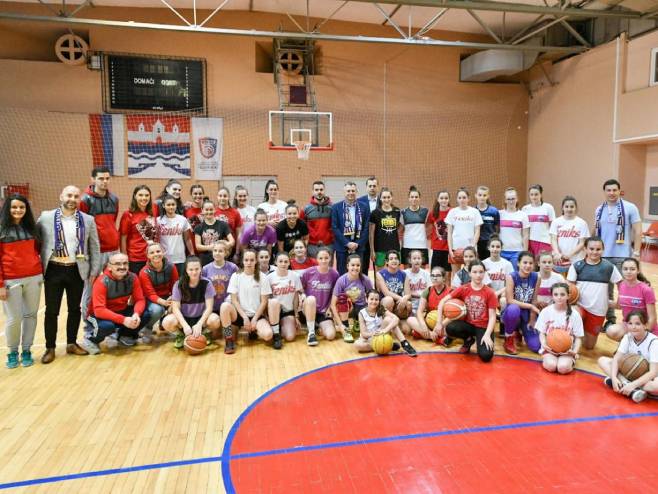 Radojičić posjetio košarkašice Feniksa (foto: facebook.com / mrradojicicigor) - 