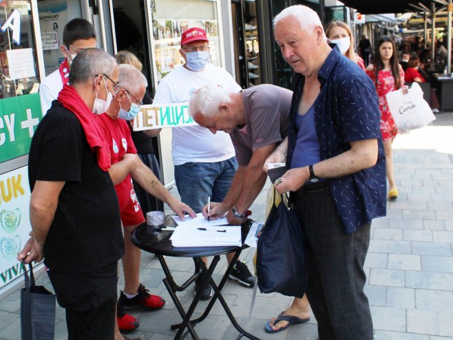 Kosovska Mitrovica - potpisivanje peticije o ukidanju zabrane Miloradu Arlovu - Foto: SRNA