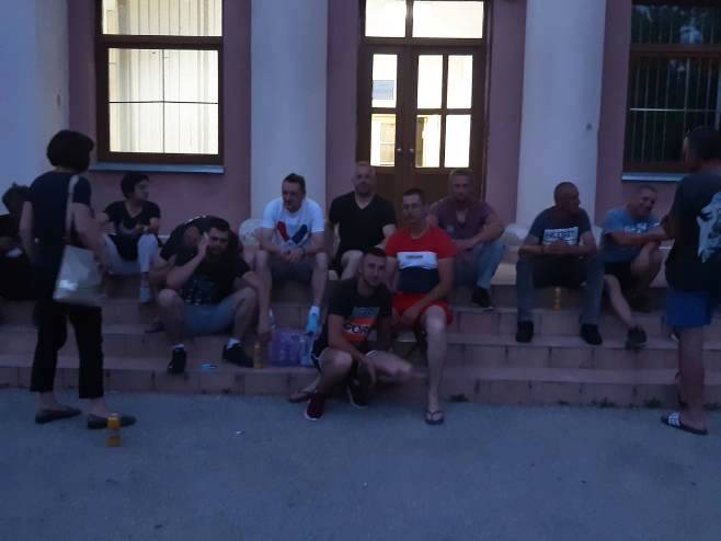 Okupljeni građani ispred opštine Drvar - Foto: SRNA