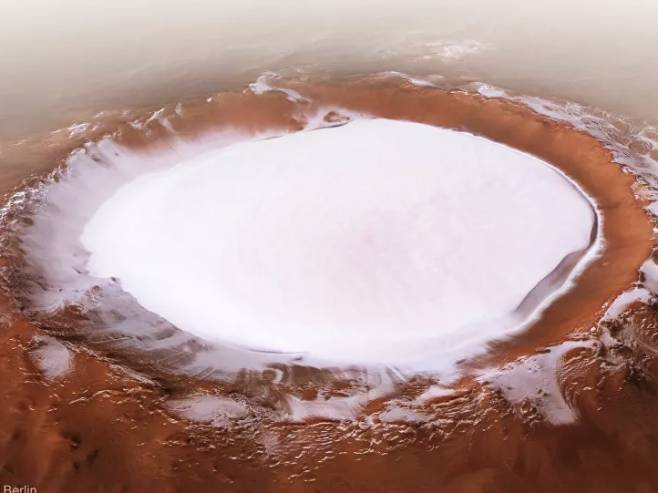 Krater ispunjen ledom na Marsu (Foto: esa.int/ESA) - 