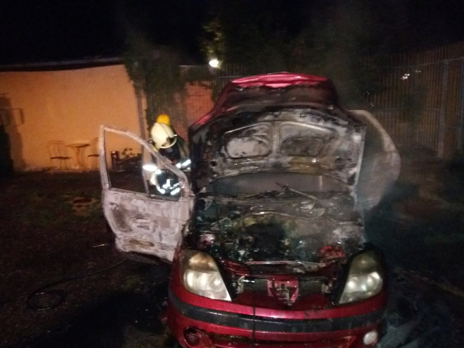 Izgorio automobil u Prijedoru - Foto: Facebook