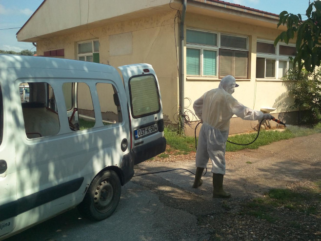 Bijeljina:"Eko-zaštita" od jutros vrše dezinfekciju - Foto: SRNA
