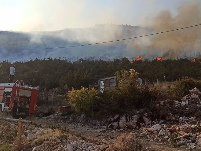 Požar - naselje Zasad kod Trebinja - Foto: RTRS