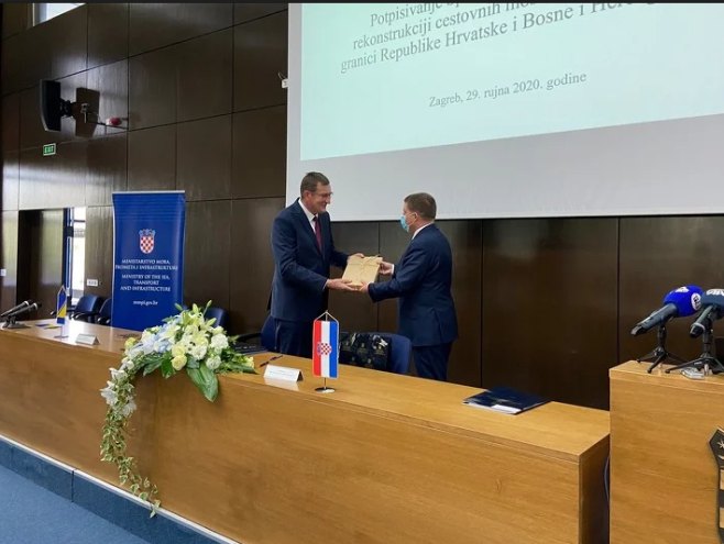 Potpisivanje sporazuma (foto: Ministarstvo saobraćaja i komunikacija BiH) - 