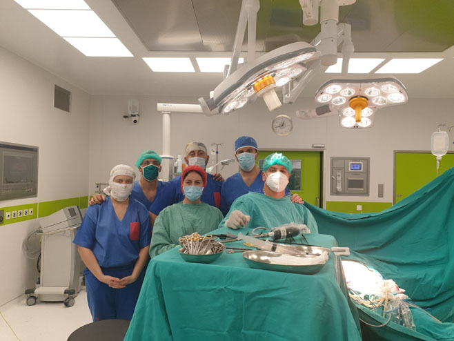 Hirurški tim (ustupljena fotografija) - 
