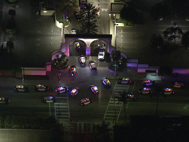 Masovno prisustvo policije ispred studija Paramount (Foto:twitter.com/johnschreiber) - Foto: Twitter
