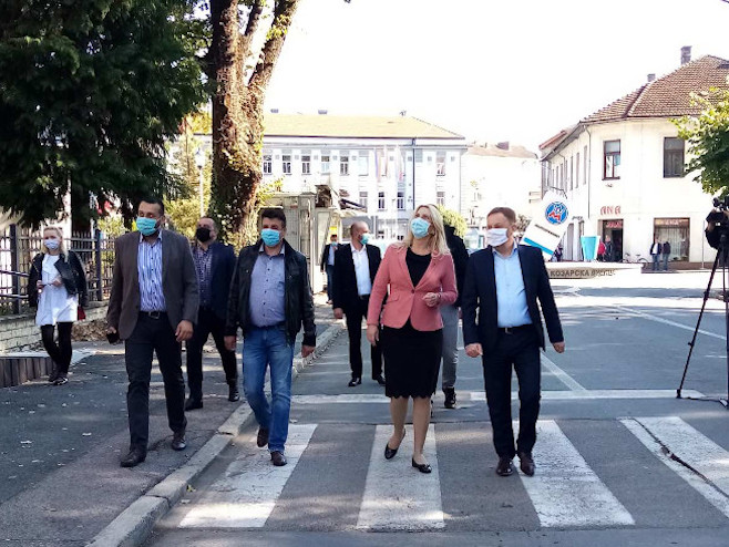 Cvijanović sa predstavnicima vlasti K.Dubice - Foto: RTRS