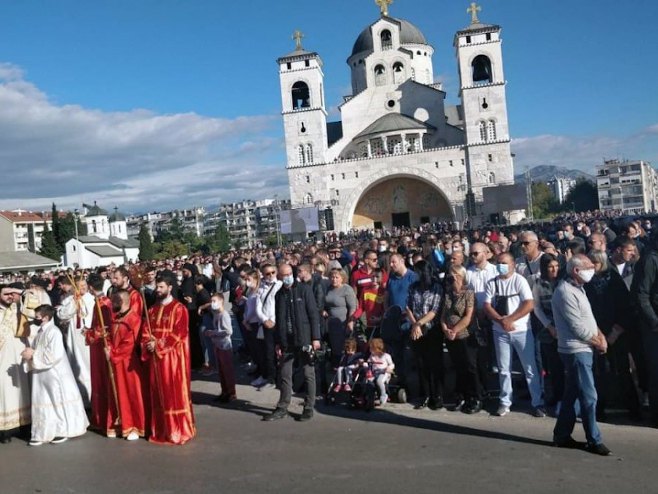 Vjernici ispred Hrama Hristovog vaskrsenja u Podgorici - Foto: SRNA