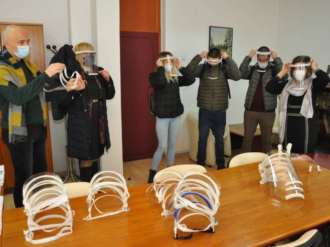 Srednjoškolci poklonili vizire Domu zdravlja u Prijedoru - Foto: SRNA