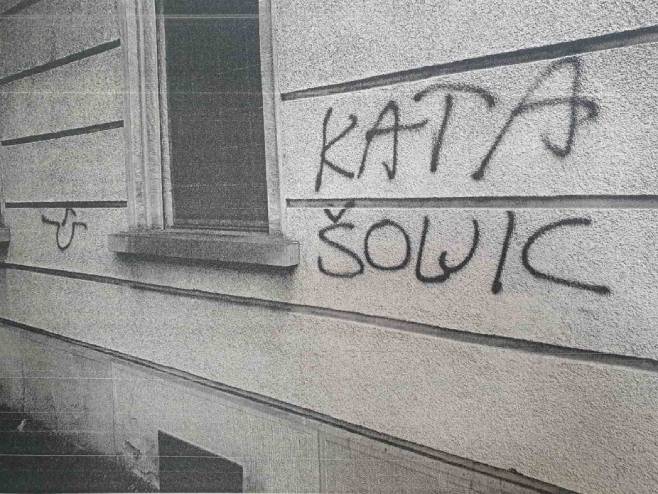Uvredljivi grafiti na Generalnom kozulatu Srbije u Cirihu (foto: TANjUG/ MINISTARSTVO SPOLjNIH POSLOVA SRBIЈE) - 